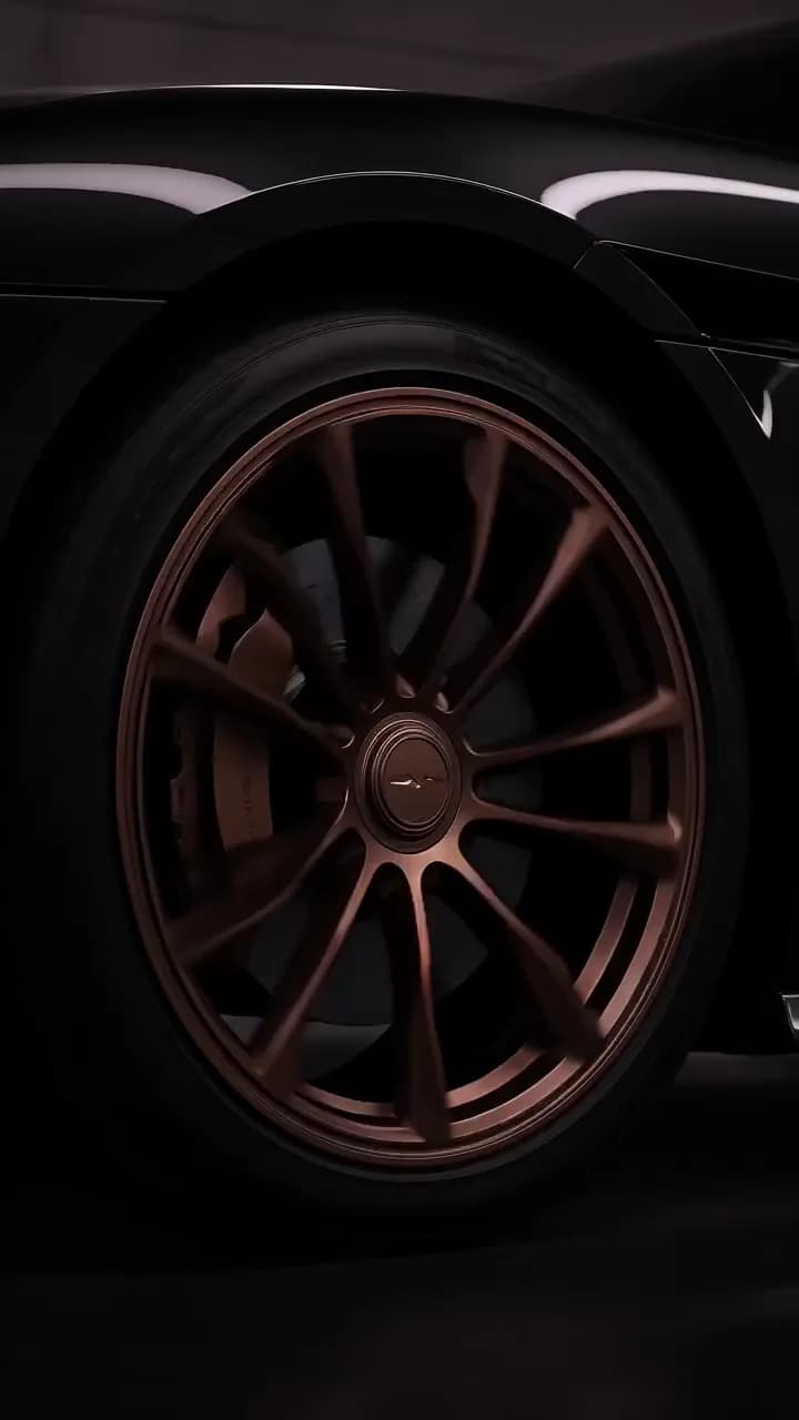 Concepto de anuncio automovilístico cinematográfico. Un concepto nocturno que combina presencia de producto y movimiento cinematográfico.